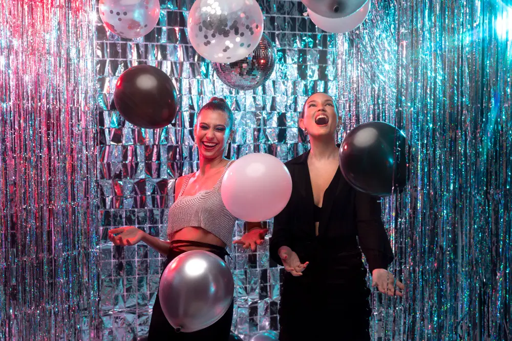 Strefa foto z ścianką balonową i neonowym napisem na urodzinach